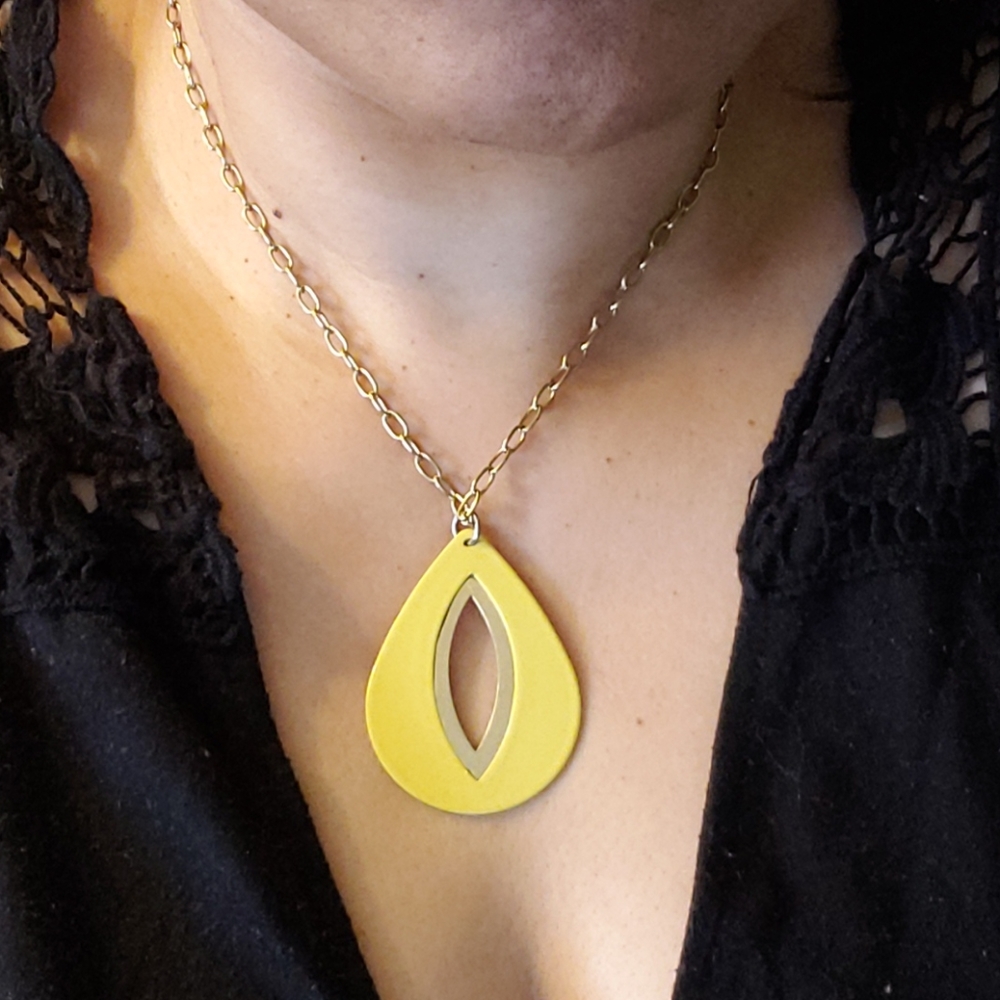 🛍 Goldtone necklace with yellow pendant